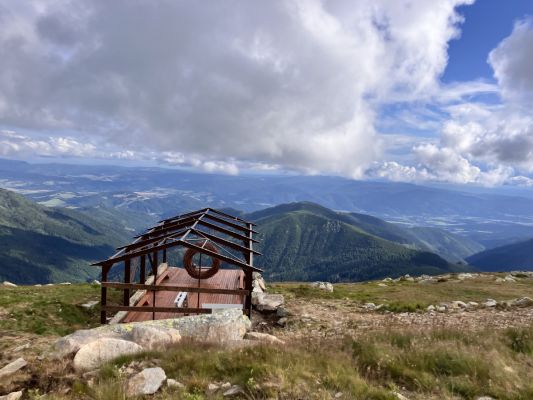 hojdačka- hniezdo v stanici vleku P. Dereše pôvodne
