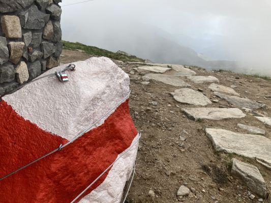 turist.značka, solitér a skala zámok lások