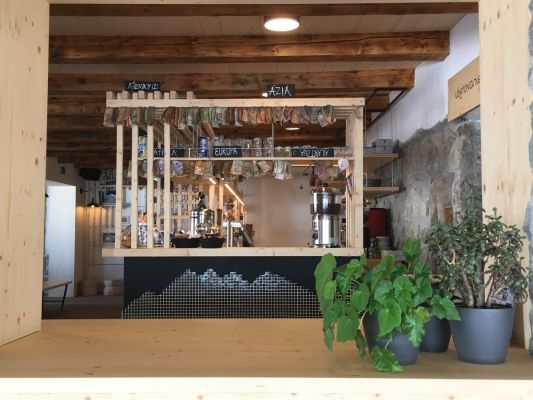 cez okno starej chaty na nový bar
