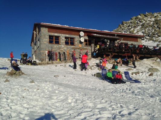 na Ondreja boli na Chopku ľudia v teniskách, vibramoch, skialpoch, tvrdých lyžiarkach aj snowboard topánkach…