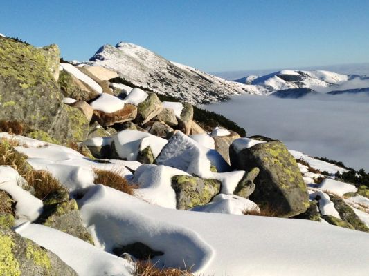 reálna pokrývka sknehu a skialpinisti brázdia svahy
