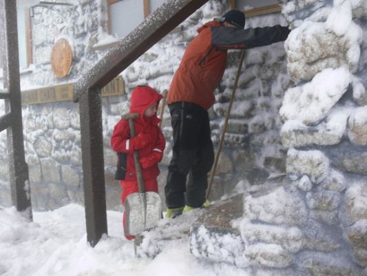 24.12.2010 doobedu poprchalo, bolo treba pratať natopený sneh