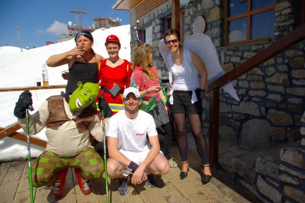 Svieži a zatiaľ triezvi Tenista, Shrek, Čierna *****, Hasička, Motýľ a Anjel s ďáblem v tele
