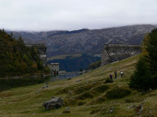 Cestou sme videli aj túto pretrhnutú priehradu.