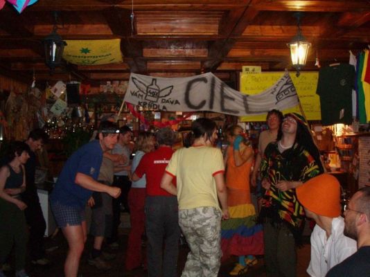 Zabava bola ako vždy velmi bujara, aj ked sa kvoli pocasiu neuskutocnila jazda a ciel bol pri bare