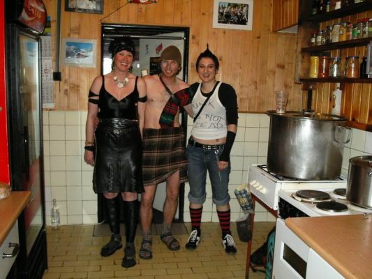 z lava – Xena jej ochranka a pankáčka Eva