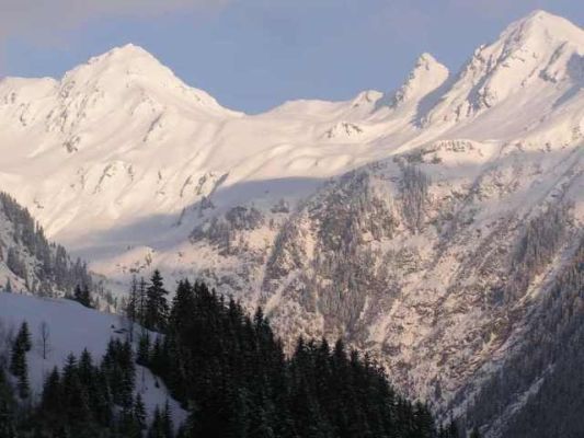 Mirantin(2460m) z okna našej chaty – výstup prvý den – takmer 1300 výšk. metrov na šupu Pierra M.2004
