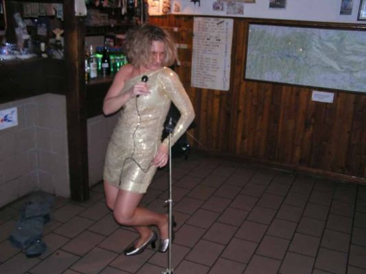 A toto je víťazka Tina Turner pri divokých tancoch a kto ju nespoznal tak je to vždy tichá Peťa