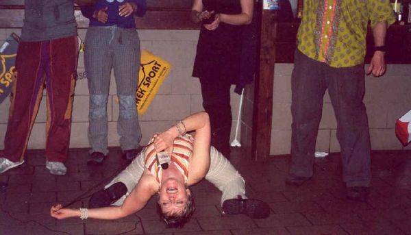 A toto je víťaz karaoke – naša Anička s neuveriteľne ohybným telom a pesničkou