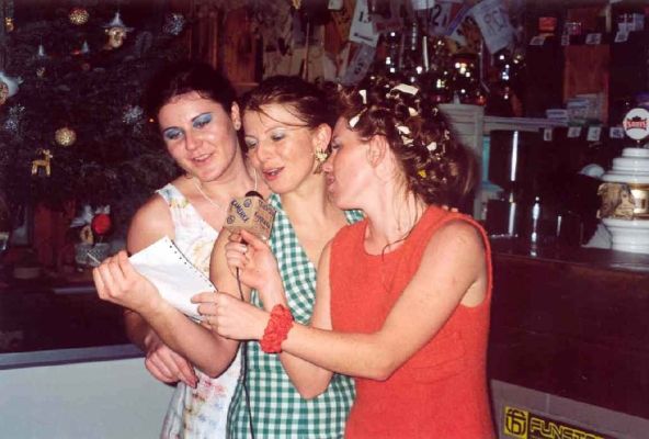Trio v plnom nasadení na karaoke.Parádne kostými liet šesťdesiatych.