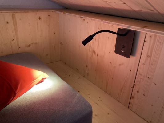 USB lampa pri posteli