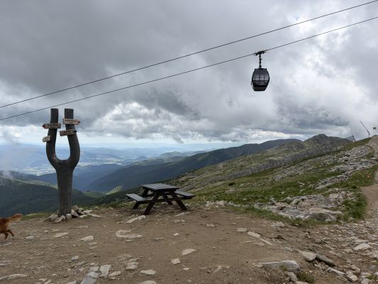 tu si cheš posedieť a kochať sa pohľadmi do dolín